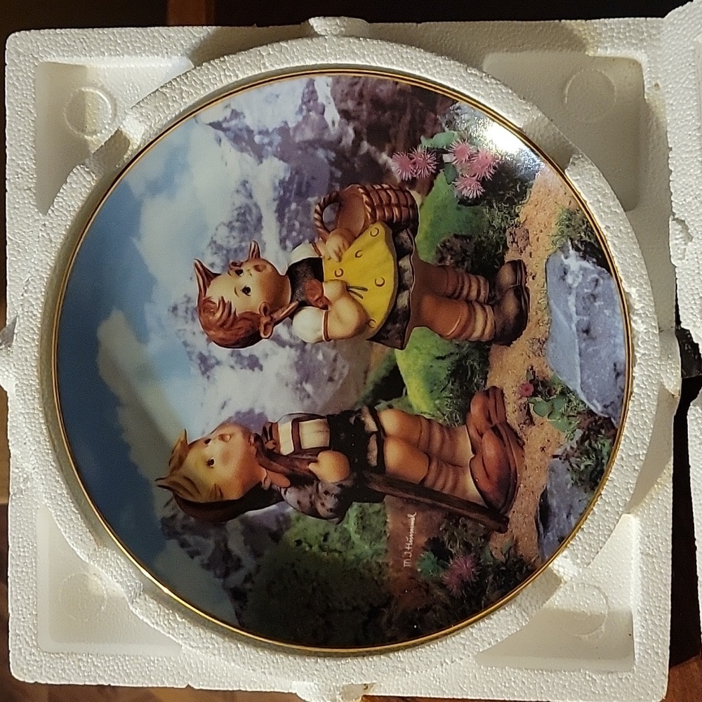 Vtg Danbury Mint Little Explorers MJ Hummel Gold Plate Little Companions #LT6227